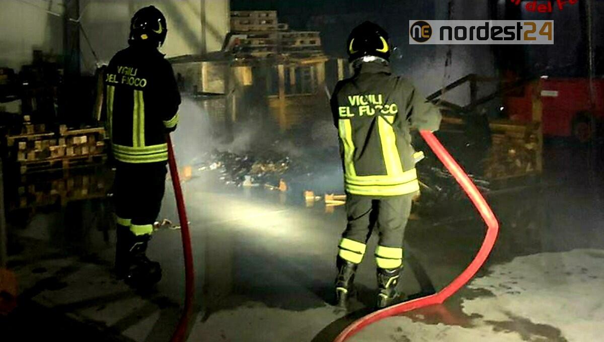 Incendio di una falegnameria a Moraro (Go): intervento dei pompieri - 
