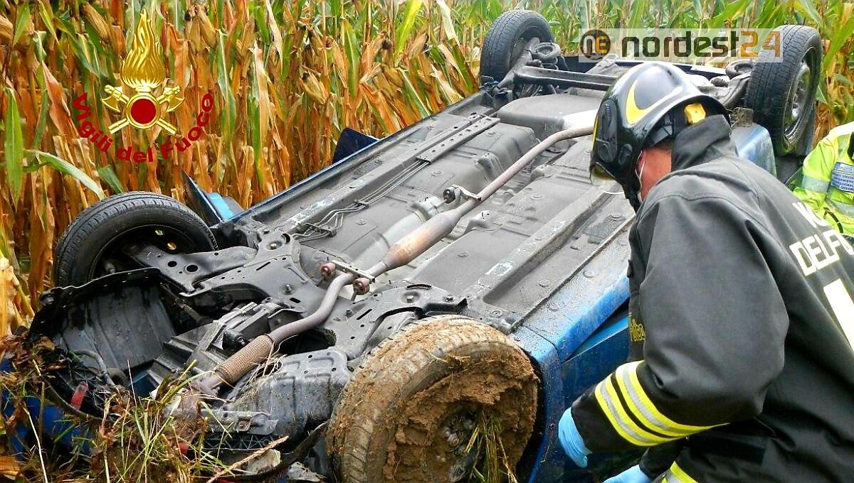 Perde il controllo dell'auto e finisce rovesciata nel campo di mais: ferita - 