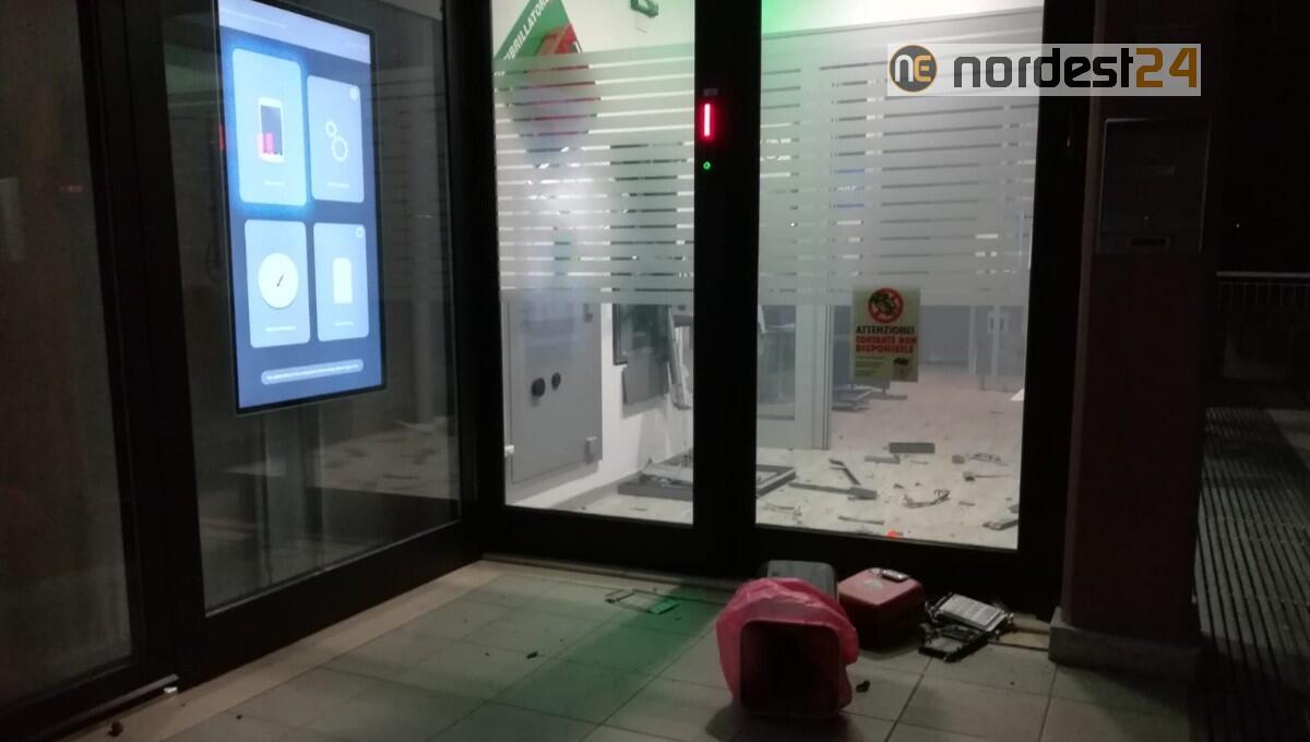 Fanno esplodere due bancomat e scappano con il bottino ingente - 