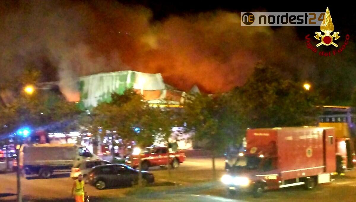 Incendio ad Aviano, inquinamento: ecco le restrizioni per i cittadini - 
