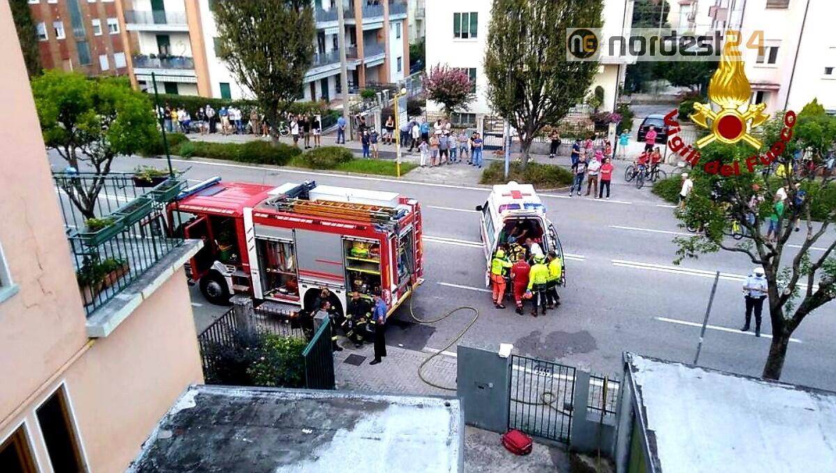 Incendio in casa: papà, mamma e bimbo si lanciano nel vuoto, gravissimi - 