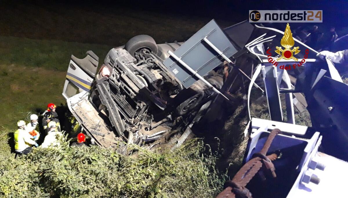 Incidente in A4: Tir si rovescia sotto il piano stradale - 