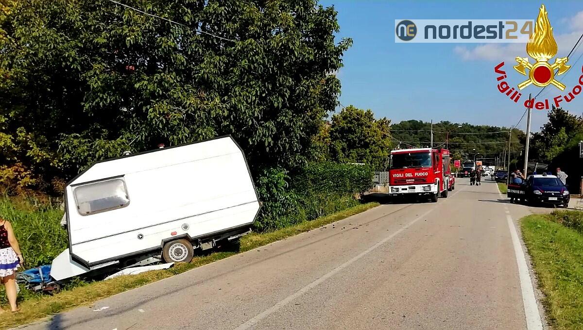 Si stacca il gancio di traino: roulotte travolge 2 studenti, gravi - 
