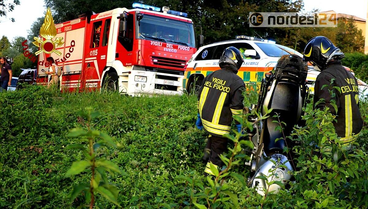 Si schianta e la moto resta impiantata nel fossato: un ferito - 