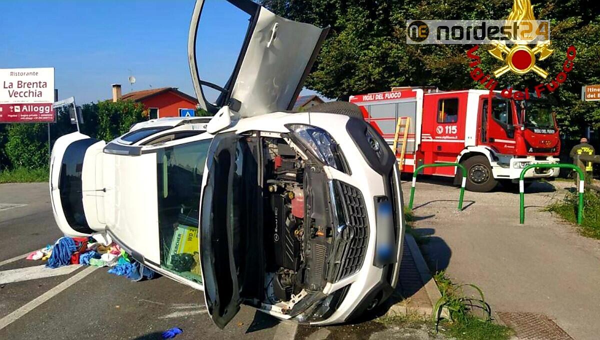 L'auto si rovescia su un fianco e rimangono incastri tra le lamiere - 
