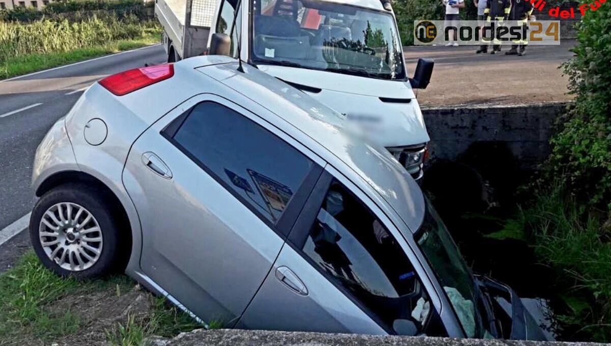 Incidente tra un'auto e un camioncino: due feriti - 