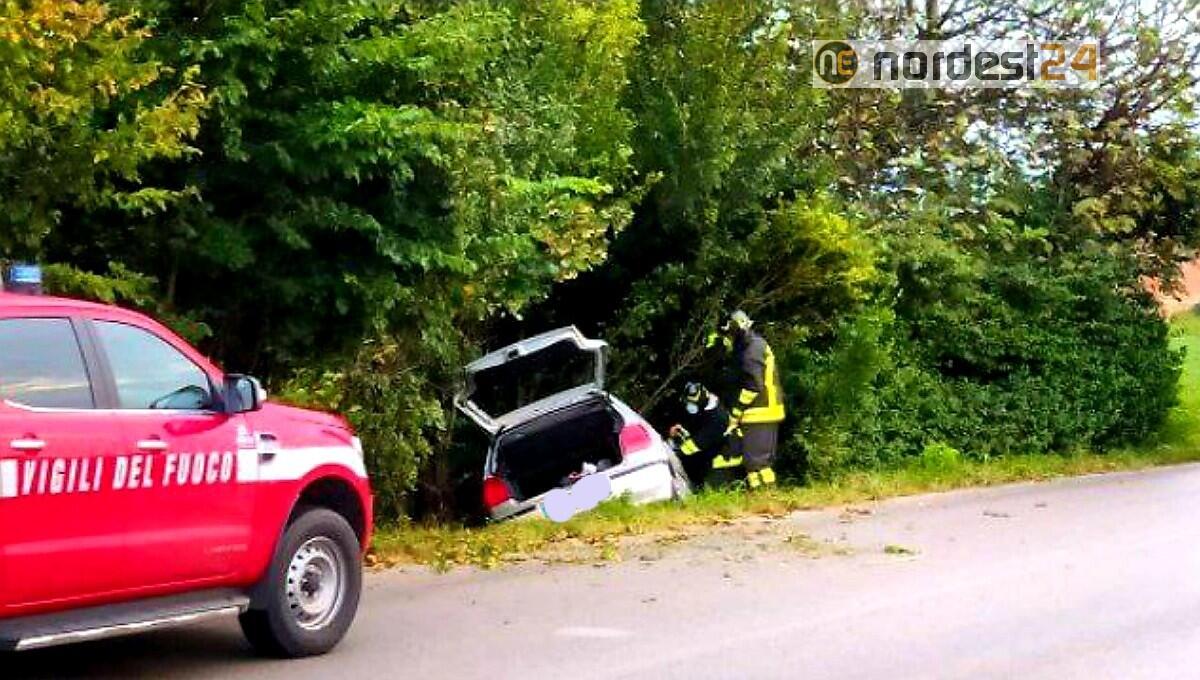 Incidente a Pasiano di Pordenone: auto finisce nel fossato - 