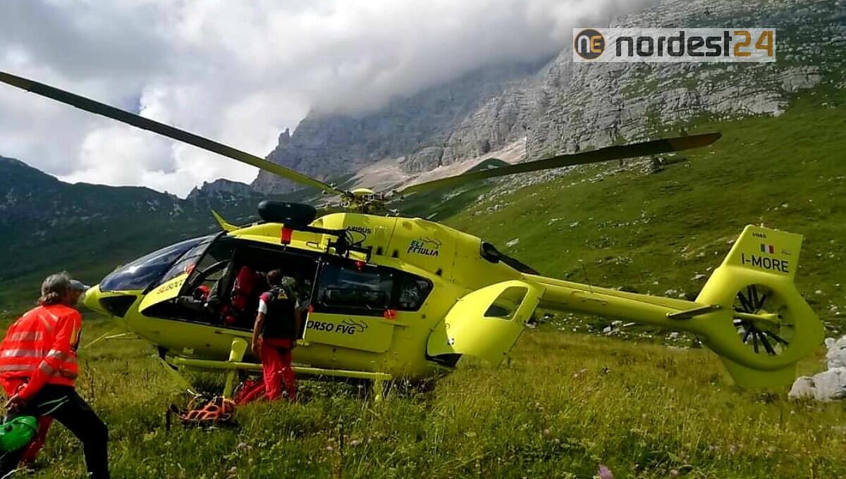Cordata di alpinisti bloccata in parete nelle Alpi Carniche - 