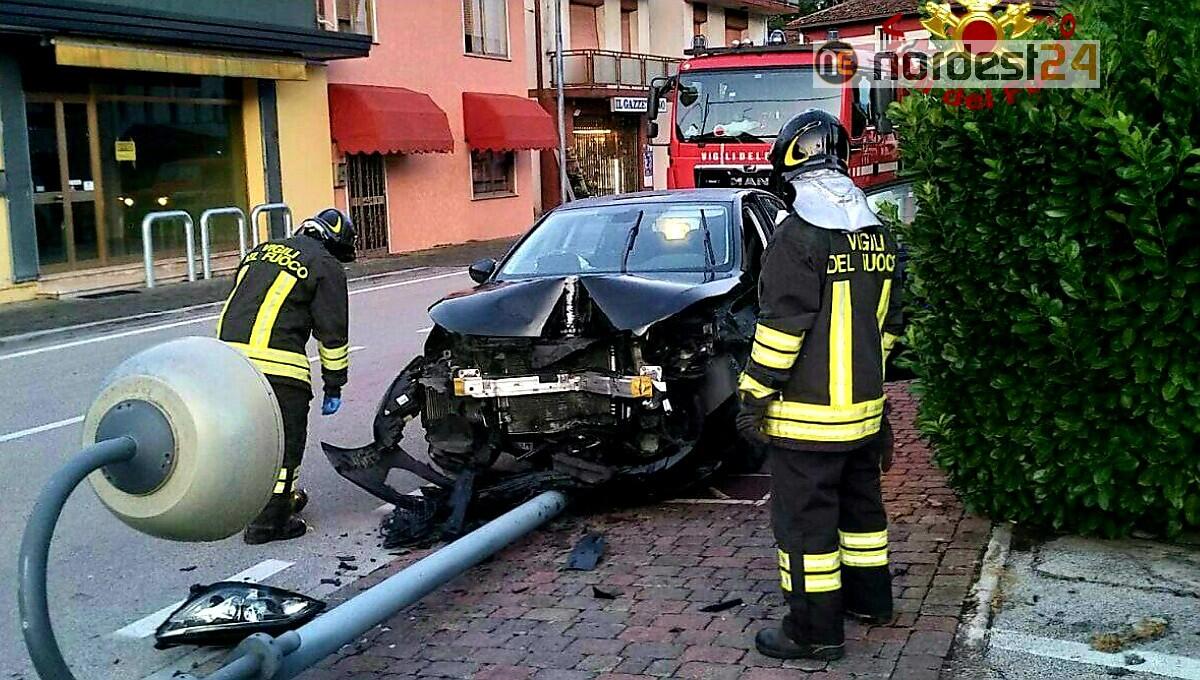 Incidente a Pasiano di Pordenone: auto contro un palo - 