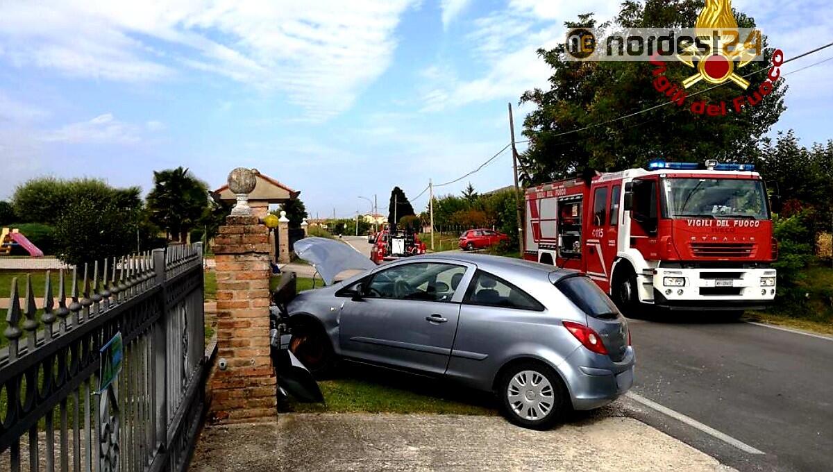 Malore alla guida: schianto contro un palo e colonnina del gas - 