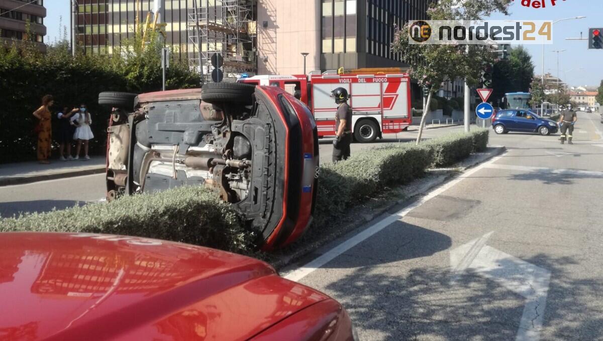 Scontro tra 2 auto, una si ribalta: ferita una donna - 