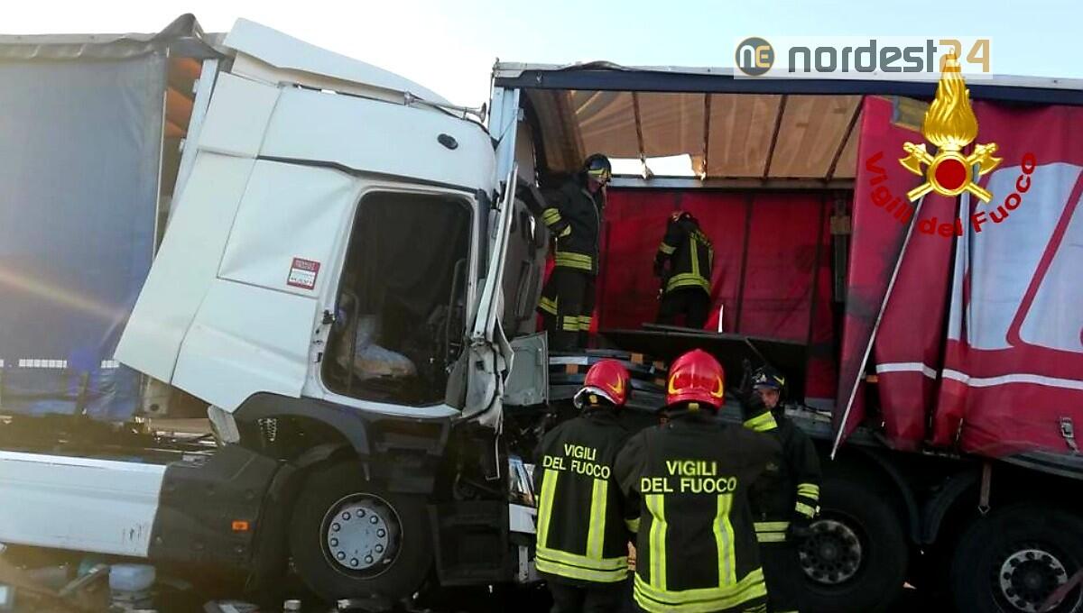 Incidente in A4, tamponamento tra Tir: deceduto un 64enne - 