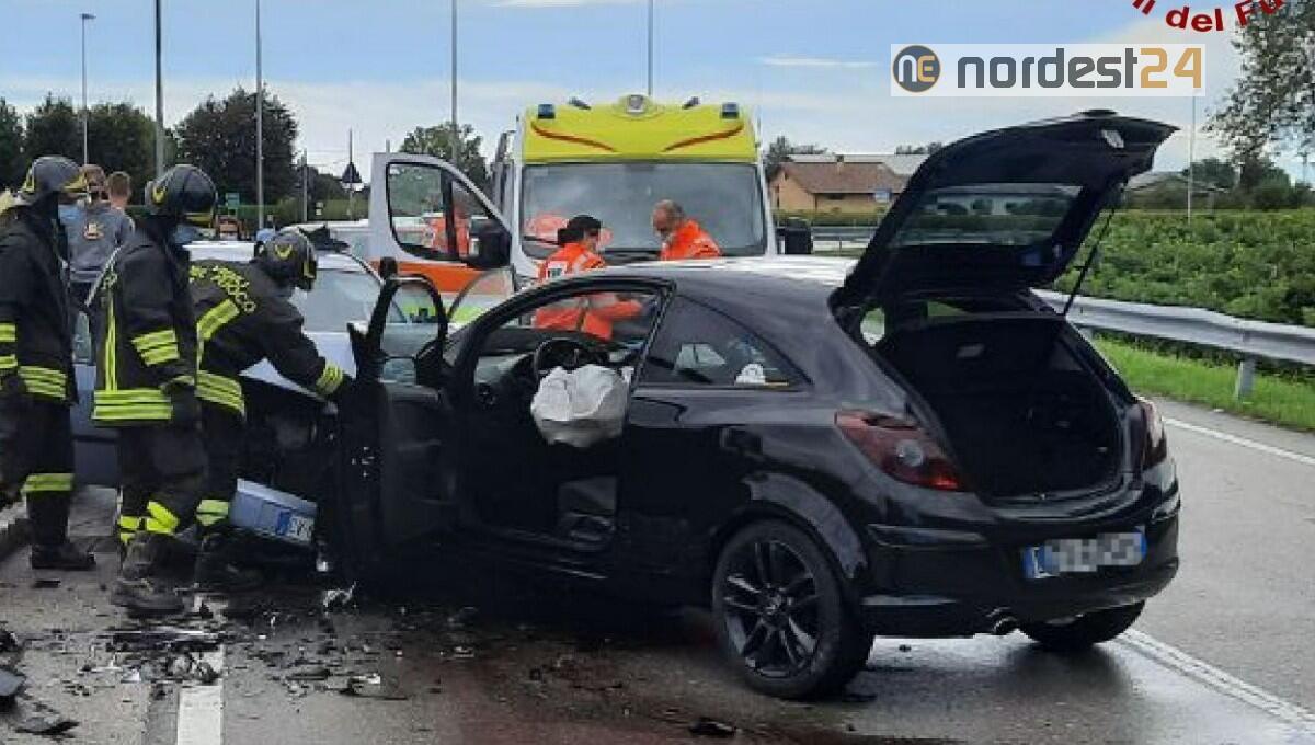 Incidente a Sacile: scontro frontale tra due auto - 