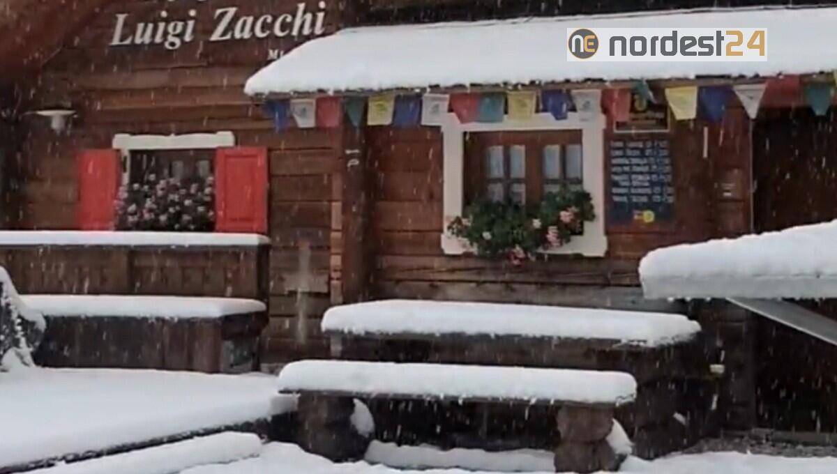 Fiocchi di neve sul rifugio Zacchi nel tarvisiano, il video - 