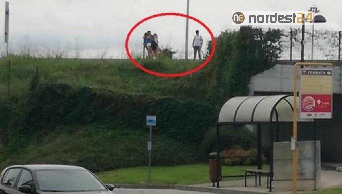 Giovani si fanno i selfie tra i binari:  scatta l'allarme - 