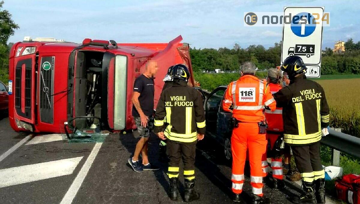 Incidente all'imbocco del ponte di Dignano: camion si ribalta - 