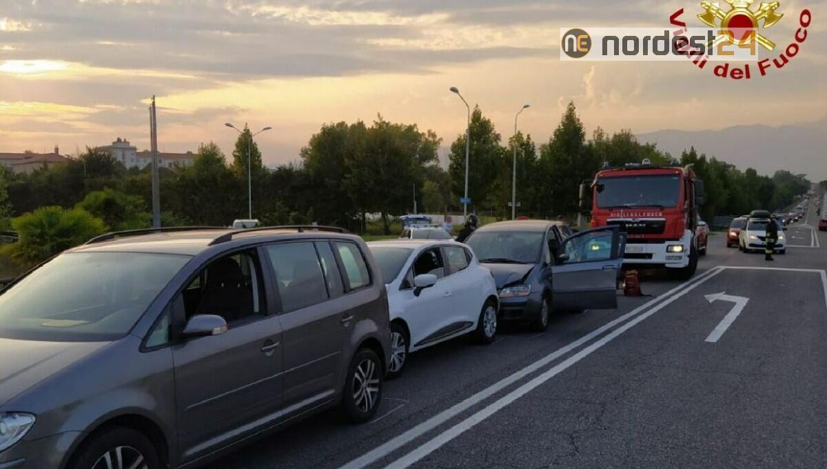 Tamponamento a catena tra 4 auto lungo la SS13 Pontebbana - 