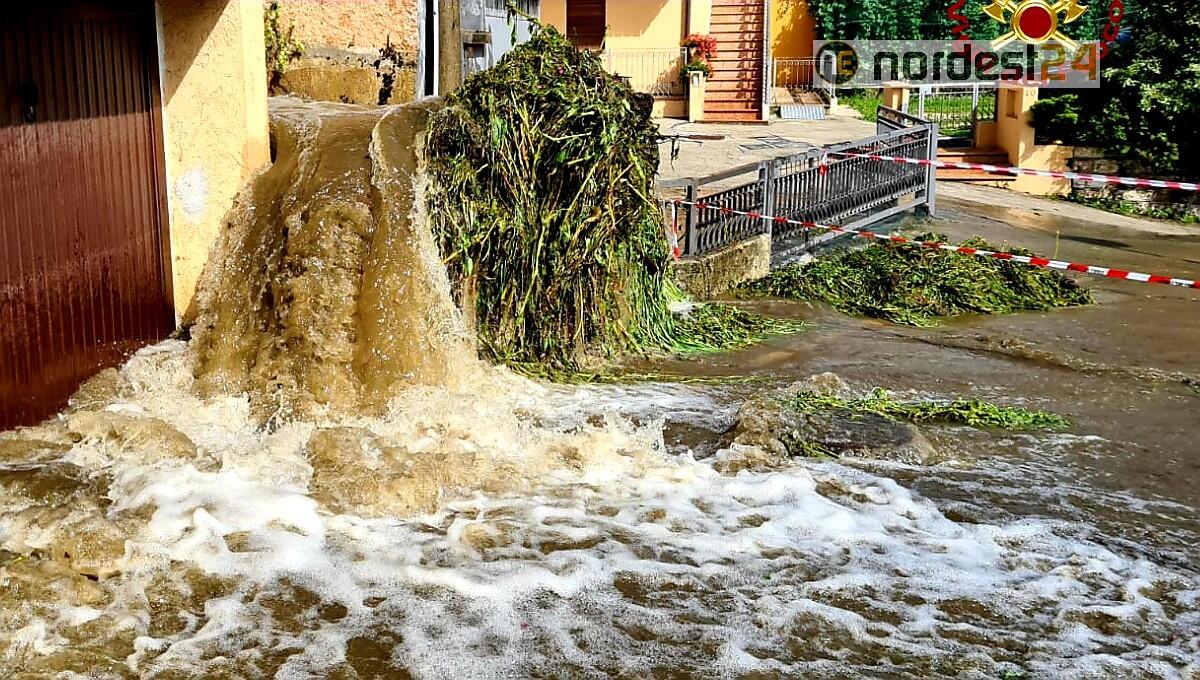 Esonda una roggia di scolo, l'acqua invade tutta la via - 