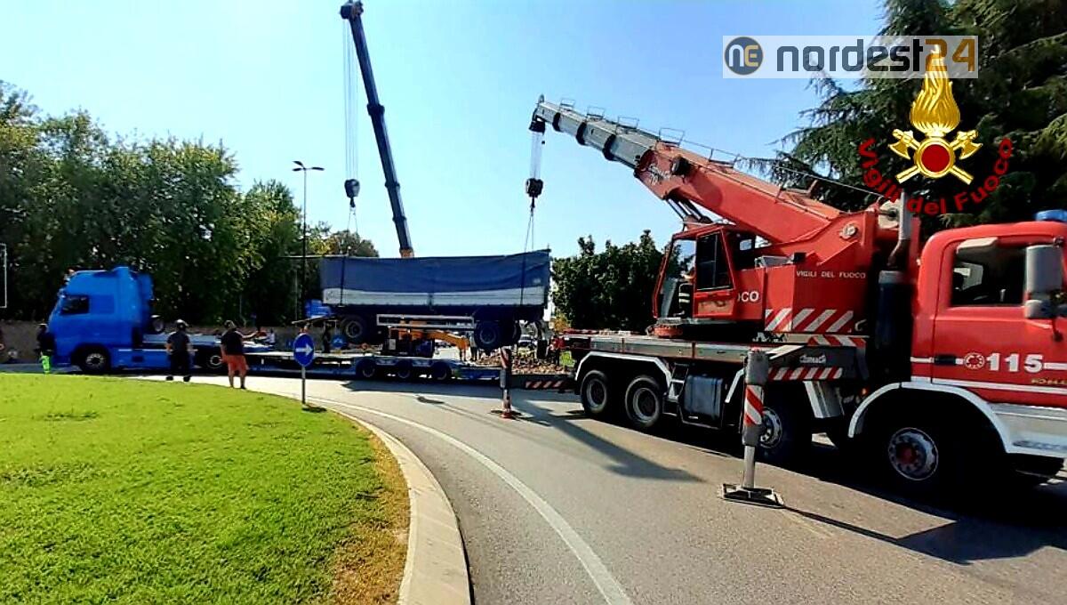 Rimorchio carico di barbabietole si rovescia su un fianco - 