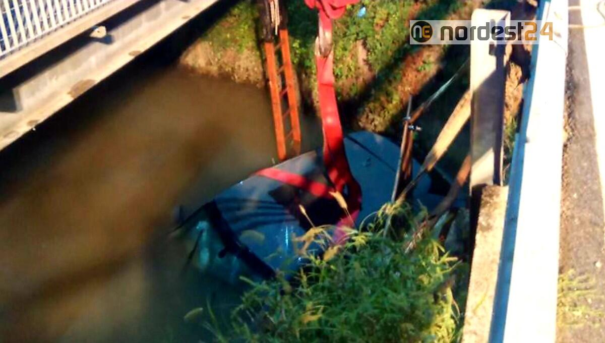 Auto finisce nel canale e si inabissa: conducente riesce a salvarsi - 