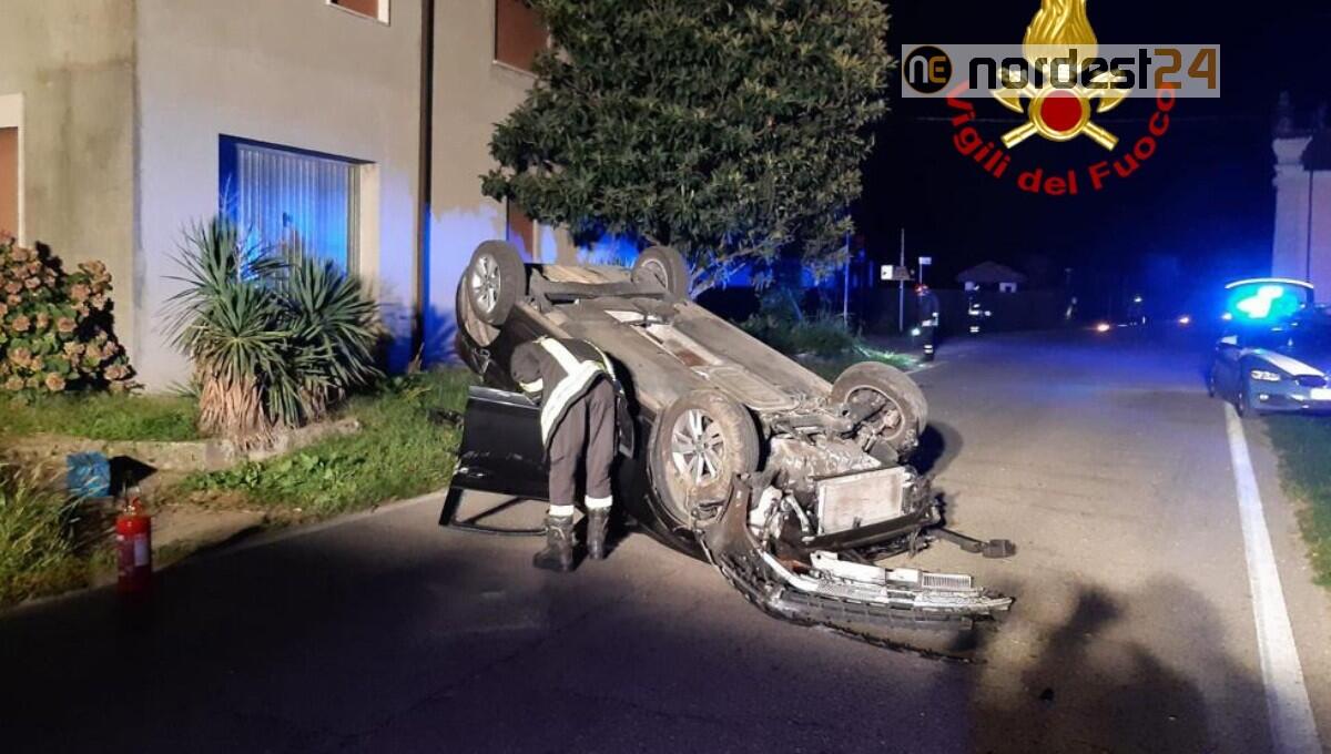 Perde il controllo dell'auto e si ribalta: ferito il conducente - 