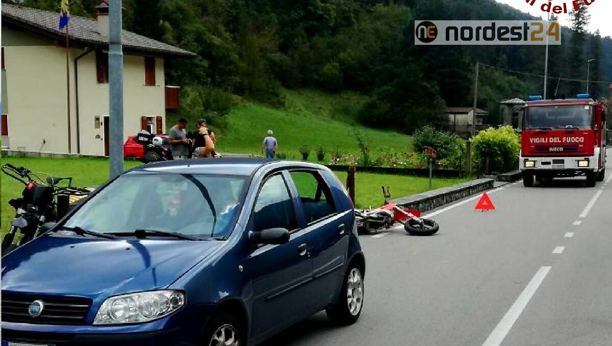 Incidente a Vito d'Asio: moto tampona un'auto in sosta - 