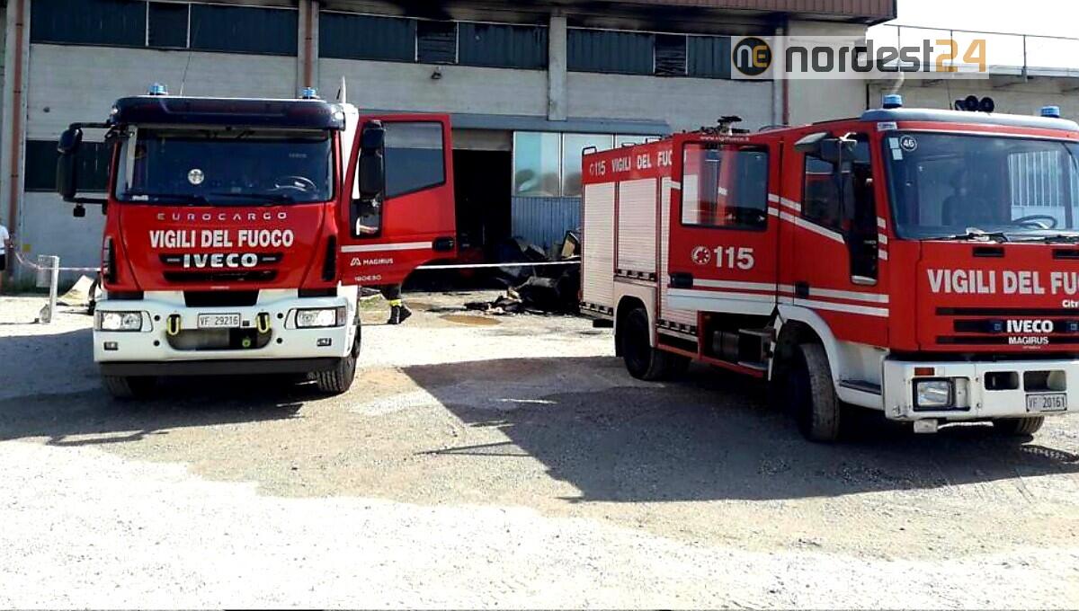 Incendio in un capannone commerciale: sul posto 14 operatori - 