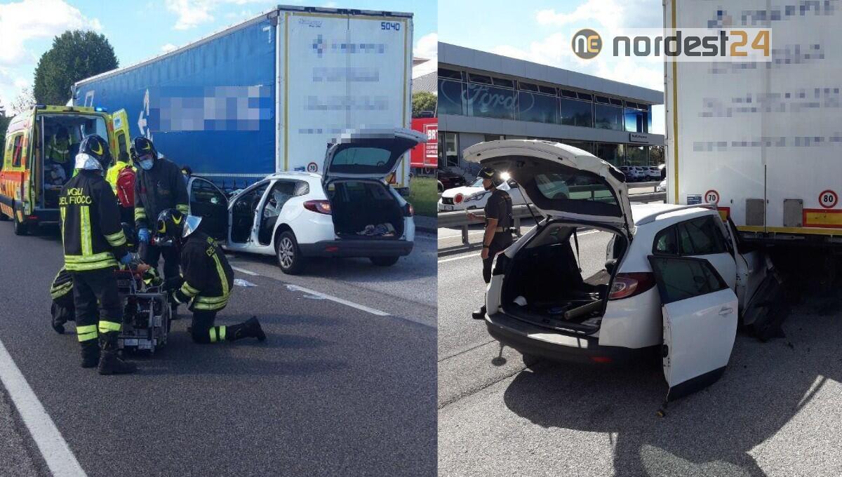 Auto tampona e si  infila sotto un camion: 2 persone incastrate - 