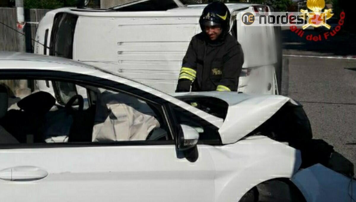 Incidente a Udine: scontro tra auto e furgone che si cappotta - 