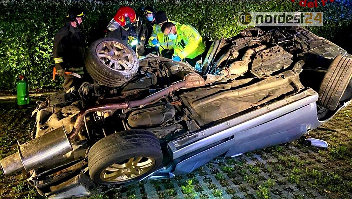 Esce di strada con l'auto e si rovescia: deceduto un 21enne - 