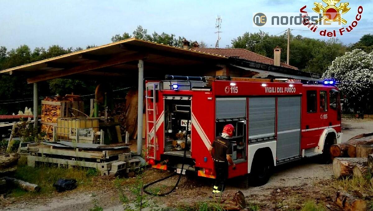 Segatronchi si incendia all'interno di una segheria - 