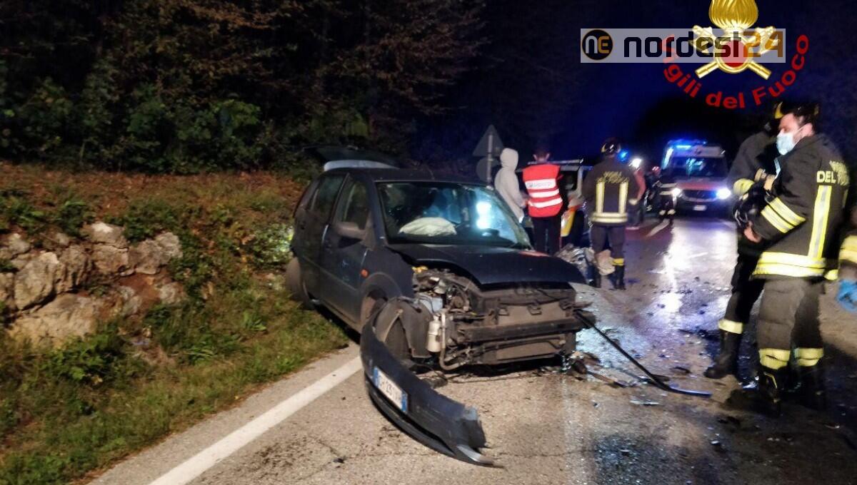 Scontro frontale tra due auto: tre feriti, una donna incastrata - 