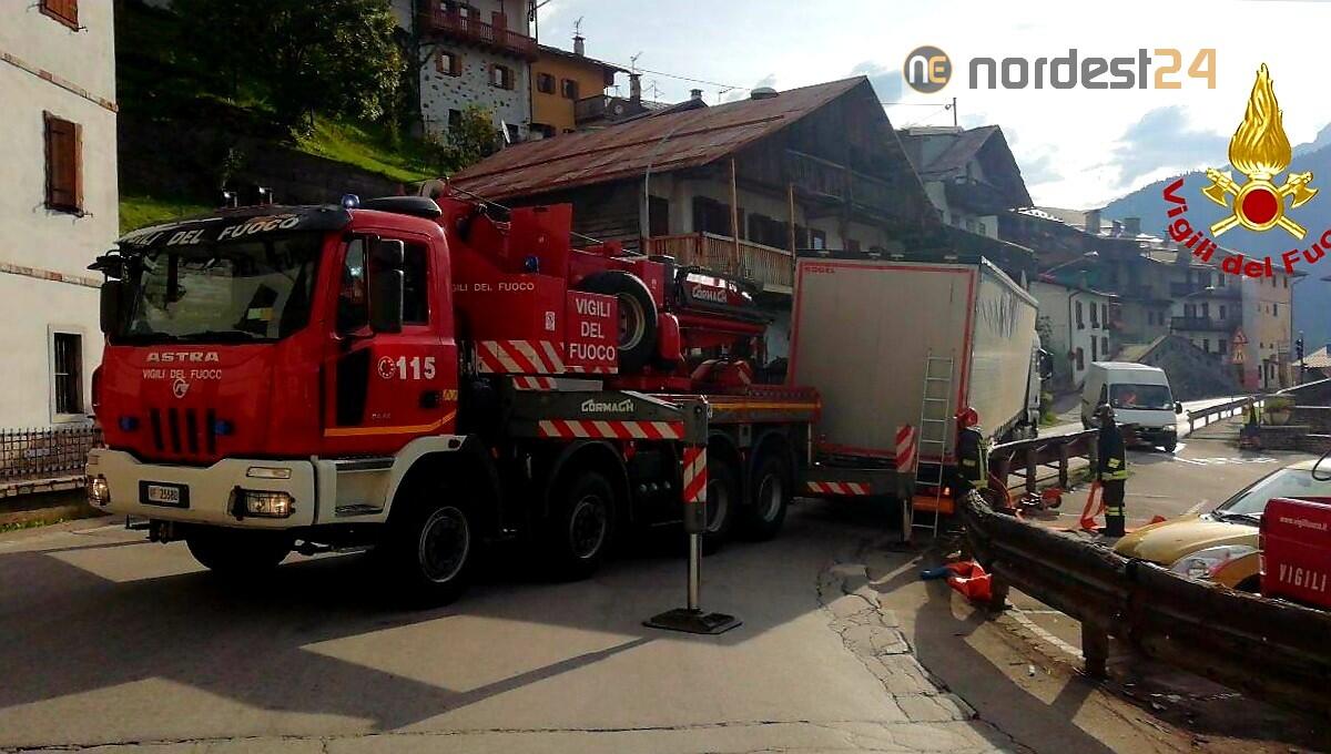 Tir finisce contro il guardrail e rimane bloccato: soccorso dai pompieri - 