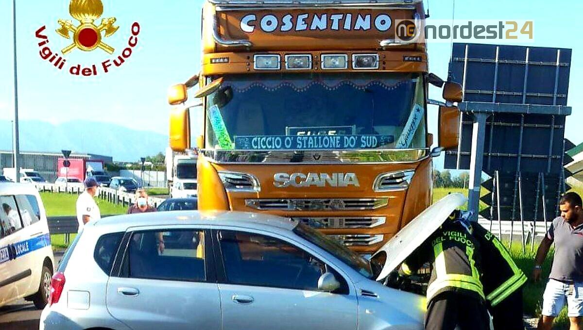 Incidente a Fiume Veneto, scontro tra camion ed auto: un ferito - 