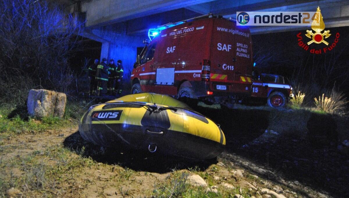 Cordenons.  Bloccato con l'auto nel guado del fiume Cellina - 