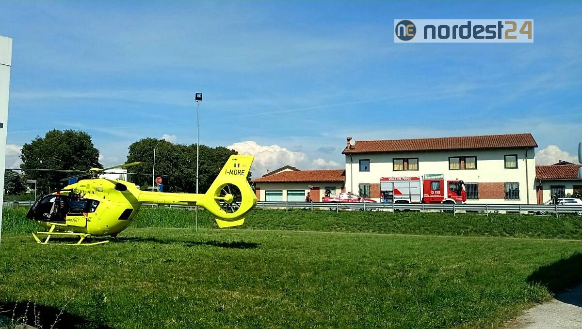 Incidente a Buttrio in via Nazionale:  moto a terra, 3 mezzi coinvolti - 