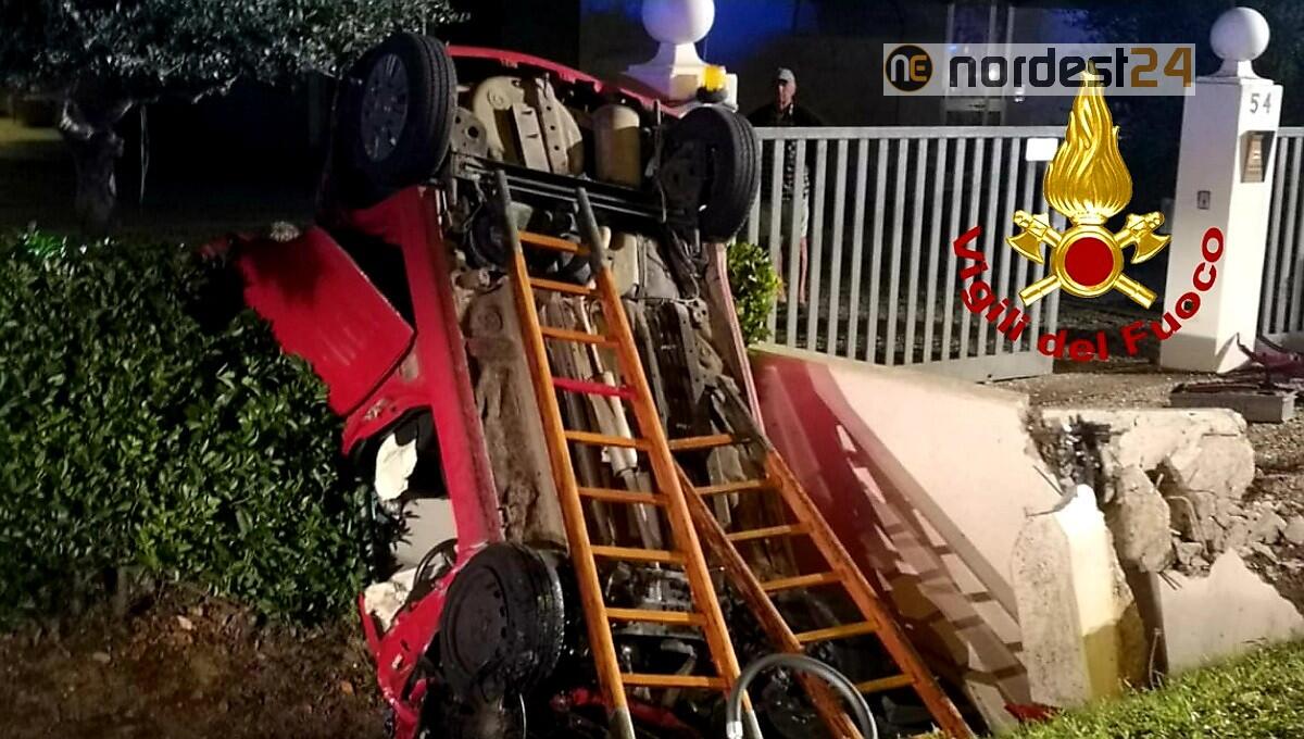 Schianto nella notte contro un terrapieno: muore un 23enne - 