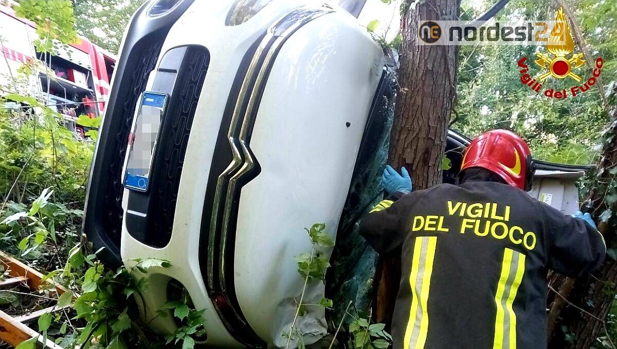 Perde il controllo dell'auto e finisce contro un albero: 2 feriti - 