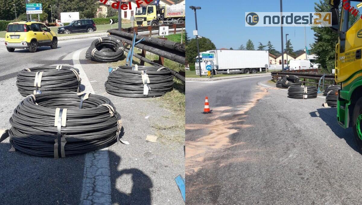 Tir perde il carico in una rotatoria:  nessun ferito,  disagi alla viabilità - 