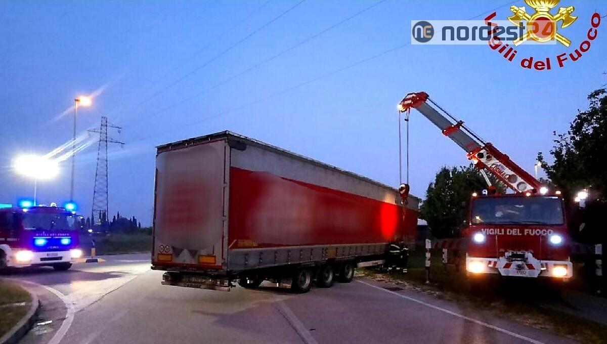 Fontanafredda. Autoarticolato sbaglia manovra ed esce dalla sede stradale - 
