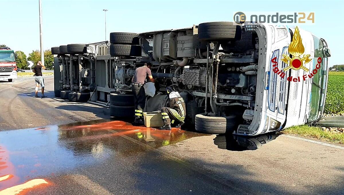 San Donà. Tir si ribalta, perde le barbabietole e 300 litri di gasolio - 