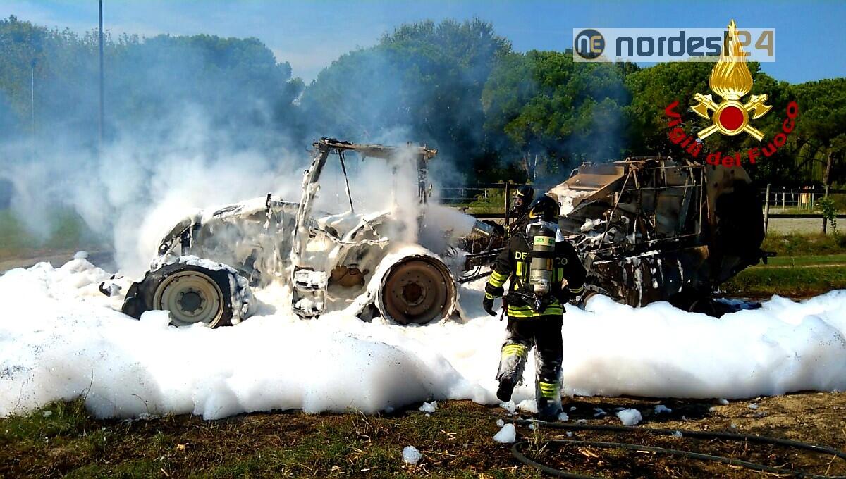 Incendio di un'imballatrice e del trattore: mezzi distrutti, nessun ferito - 