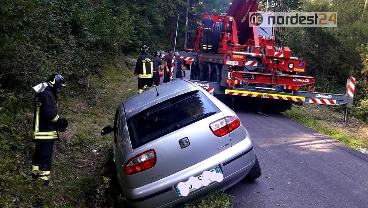 Auto sbanda e finisce in un fossato, recuperata con l'autogru - 