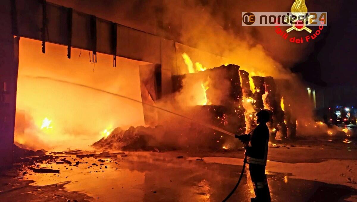 Vasto incendio alla Futura Srl, ditta di stoccaggio rifiuti speciali - 