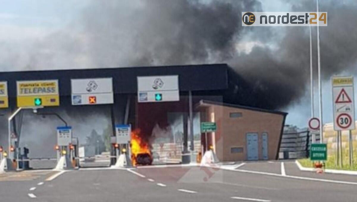 Paura al casello: Opel Corsa GPL distrutta dalle fiamme - 