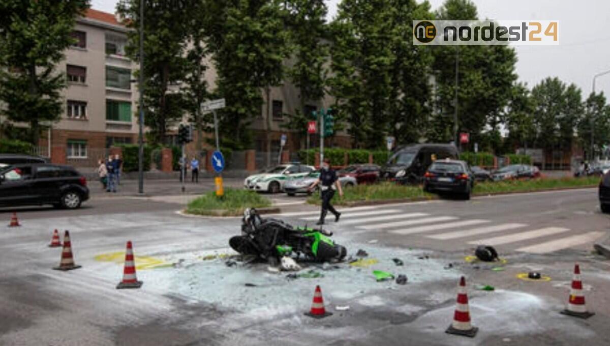 Forni Avoltri. Scontro moto - auto: deceduto 75enne, grave la moglie - 