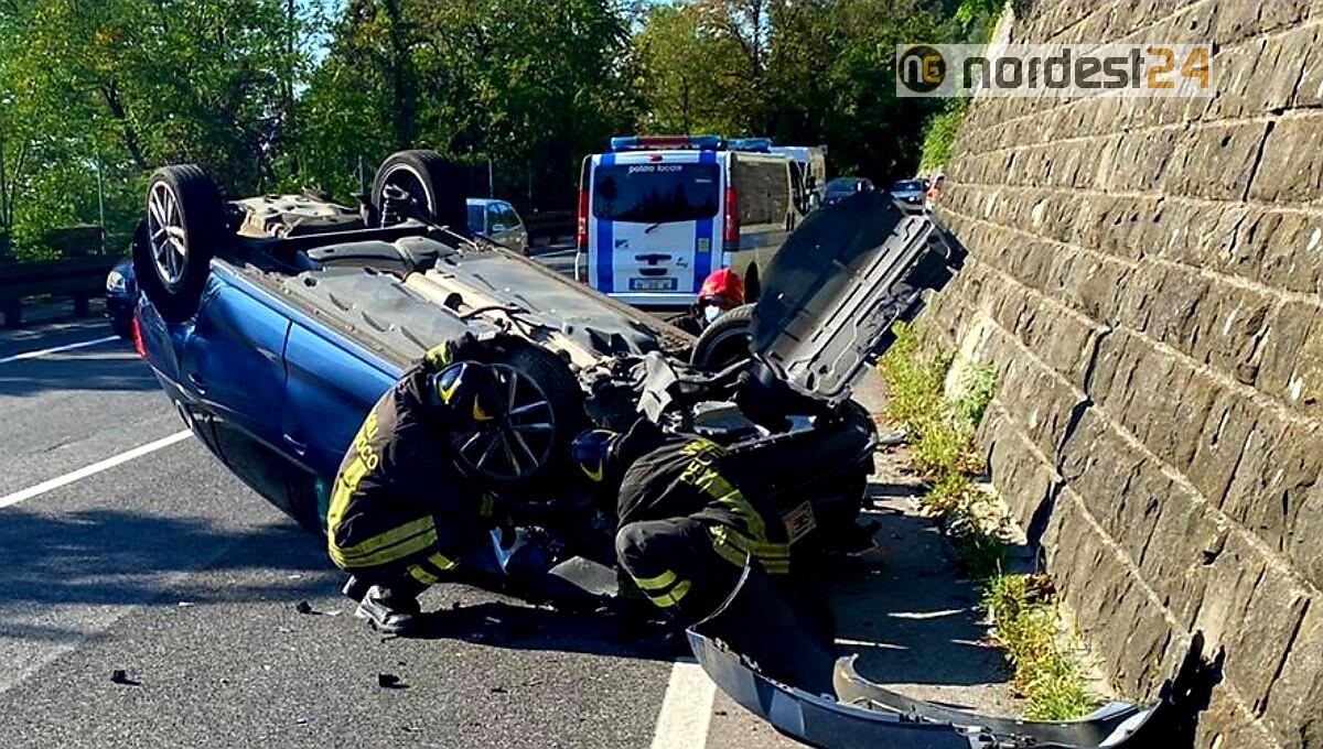 Incidente lungo la Strada Costiera: scontro tra 2 auto, una si cappotta - 