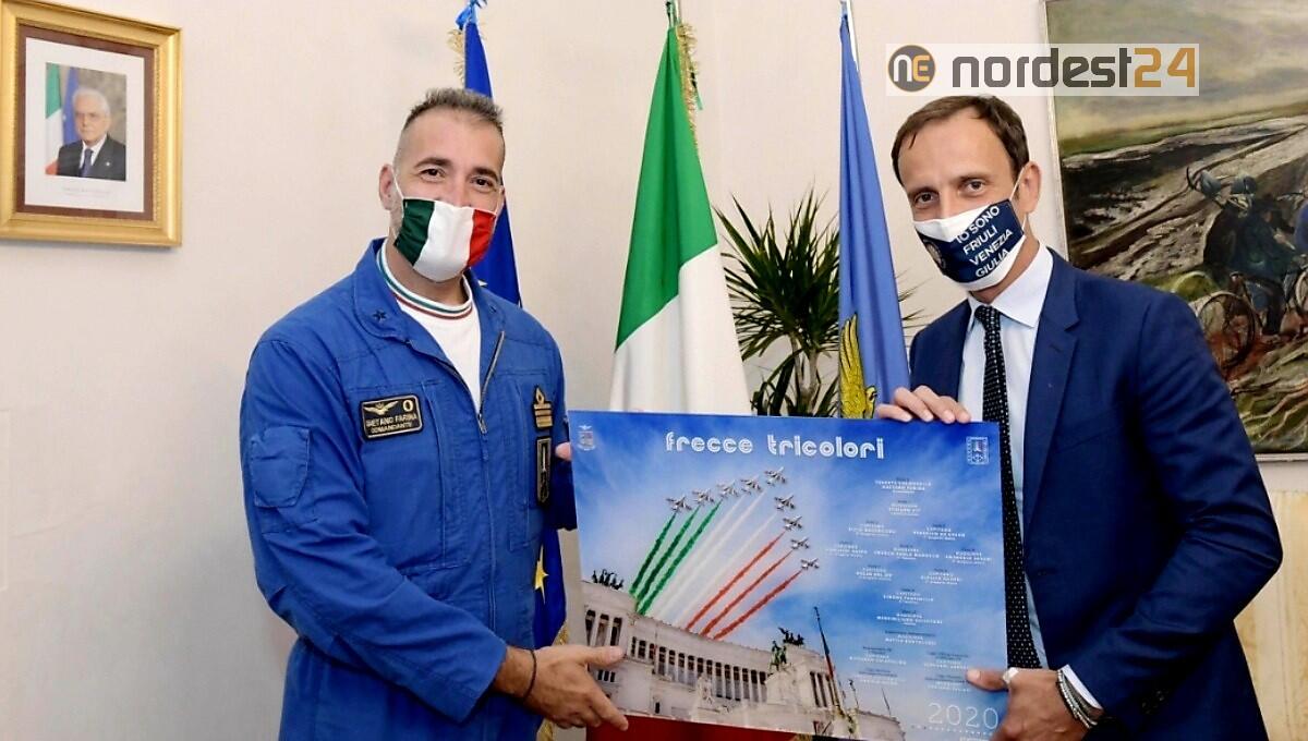 Frecce Tricolori, Fedriga riceve Quadro dell'anno dal comandante Farina - 
