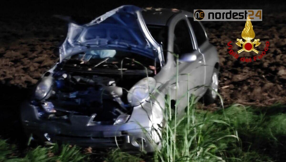 Con l'auto finisce contro un albero: ferita la conducente - 