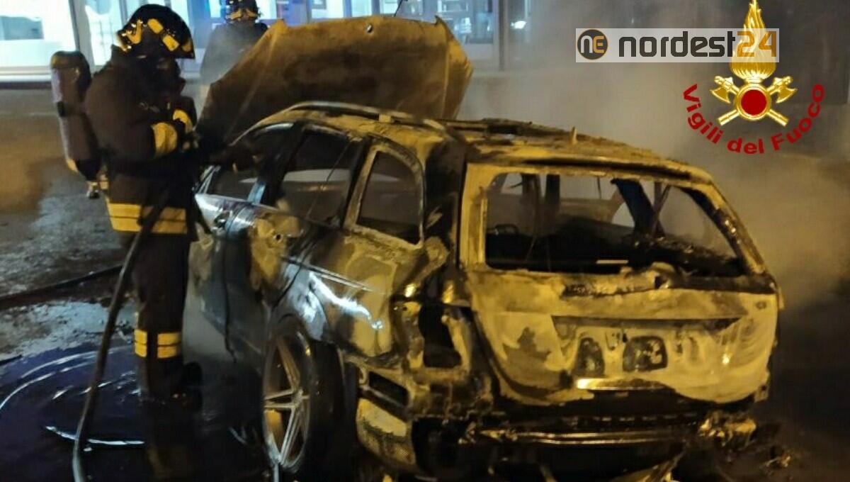 Incendio di un'auto a Lignano: gli occupanti scendono appena in tempo - 